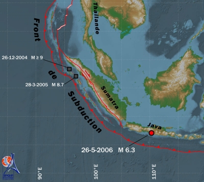 Localisation du séisme de Yogyakarta à Java (26 Mai 2006, magnitude 6.3), et des séismes de subduction de Sumatra. Contrairement à ce qui s'est passé en 2005 et 2006 à Sumatra, le séisme du 26 Mai s'est produit dans la plaque supérieure au dessus de la zone de subduction.