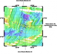 Carte bathymétrique du segment Lucky Strike et dispositif de mesures sismiques. La position des OBS (sismomètres de fond de mer) est repérée par les cercles.