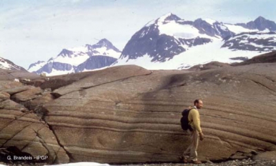 Litage observé dans la chambre magmatique fossile du Skaergaard
Cliché G. Brandeis, IPGP