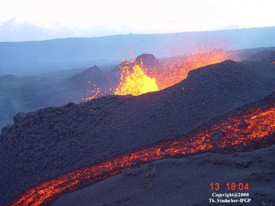 Le Piton de la Fournaise est un exemple de volcan de type point chaud. On observe une fontaine ainsi qu'une coulée de lave. Photo T. Staudacher IPGP

