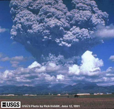 Eruption du Pinatubo (Philippines) en 1991. Cette éruption a été l'une des trois éruptions les plus catastrophiques du XXème siècle. Le panache est monté jusqu'à 20 km de hauteur dans l'atmosphère. Cliché D. Harlow, USGS, 1991.
