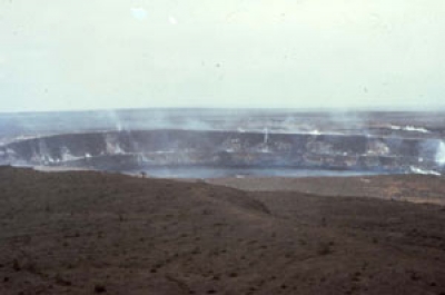 Lac de lave du Kilauea Iki formé en 1959 (photo B.D. Marsh). Les nuages sont de la vapeur d'eau créée par la chaleur se dégageant du lac
