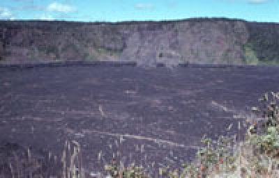 Croûte de lave solide formée à la surface du lac. Son épaisseur a crû pendant plus de 30 ans (photo G. Brandeis).