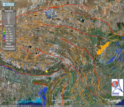 Choc principal et répliques sur 3 jours - d'aprés l'USGS, sur fond Google Earth  ; les failles sont tirées de Tapponnier et al. 2001 (en rouge failles majeures, en orangé failles secondaires, en bleu axes de plis).
