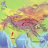 Schéma très simplifié des grandes failles de l'Asie. Les vitesses et directions relatives des différentes parties de l'Asie sont indiquées par les fleches rouges.