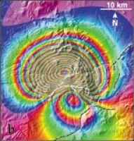 Figure 4 : Carte des failles actives de la région de Grevena (nord de la Grèce superposée à l'image radar du champ de déplacement aszsocié au tremblement de terre de Grevena 5M=6,6 - 13 mai 1995) Le système de failles qui a rompu lors du sésisme est représenté en blanc. Les franges interférométriques observées sont à gauche (Figure 4a). © CNES - IPGP.Les franges modélisées sont à droite (Figure 4b.
 © CNES - IPGP