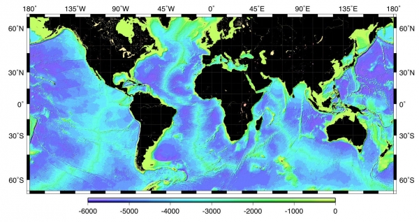 Carte de topographie du fond des océans, calculée à partir de données satellitaires. Les dorsales océaniques et les principales régions volcaniques intraplaques apparaissent comme des zones moins profondes. 