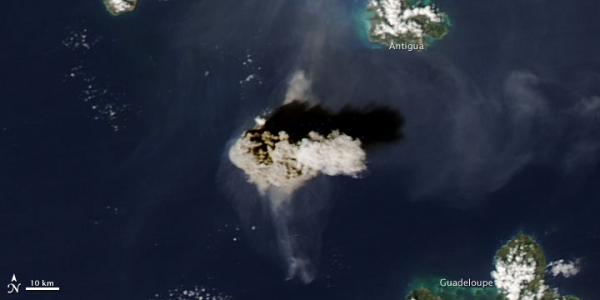 Le spectroradiomètre imageur à résolution moyenne (MODIS) du satellite Aqua de la NASA a capturé cette image en vraies couleurs, le 11 Février 2010, l'après-midi juste après que le dôme se soit effondré. Crédit : NASA