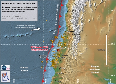 Epicentres du séisme et des répliques de magnitude supérieures à 5 dans les 3 jours suivant le choc principal (localisations USGS). Voir lien en bas de page pour télécharger une version haute résolution.