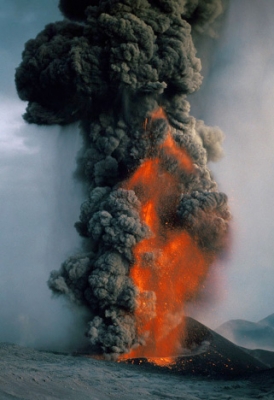 Fontaine de lave lors de l’éruption du 30 octobre 2002 de l’Etna (Tom Pfeiffer)