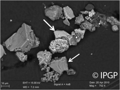 Images MEB de particules de verres magmatiques. La taille, la morphologie ainsi que l'analyse chimique indiquent que le volcan Eyjafjöll est probablement la source d’émission de ces cendres.