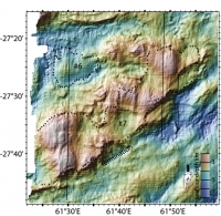 Carte du fond des océans à environ 200 km au nord de la dorsale, sur la plaque Afrique, avec des surfaces de faille ondulées et striées qui affleurent sur plusieurs dizaines de km2 (référence Cannat et al., EPSL 2009)