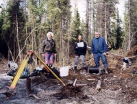 Figure 4 : Mesures sur le terrain du flux de chaleur.

Nous avons effectué des mesures de flux de chaleur dans le bouclier canadien qui est un endroit idéal pour les études thermiques de la croûte et de la lithosphère continentale parce qu'il offre de grandes provinces pour tous les âges géologiques importants. Cliché C. Jaupart, © IPGP
