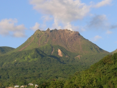 Dôme de la Soufrière avec zone d'érosion des sols et de végétation attaquée par les aérosol riches en acide chlorhydrique (HCl) émanant du Cratère Sud. On note les glissements de terrain du Piton Tarade (au centre) suite au séisme régional des Saintes du 21-11-04 (magnitude 6,4) vu le 3-01-2005.